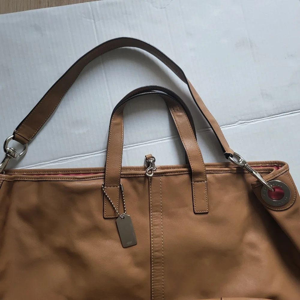 Coach Hadley Duffle Bag . - Picture 12 of 16